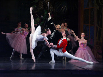 Questa immagine dello Schiaccianoci è tratta dalla versione del Teatro dell'Opera di Novgorad con le étoile del Teatro Bolshoi.